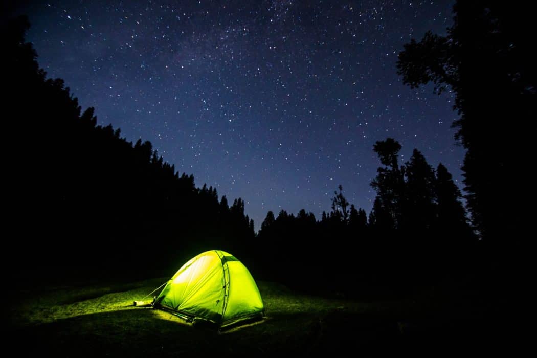 hacer camping bajo un cielo nocturno